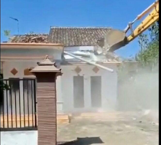 
Video Sebuah Rumah Dirobohkan dengan Bego Diduga Gara-gara Masalah Perselingkuhan Gegerkan Warganet