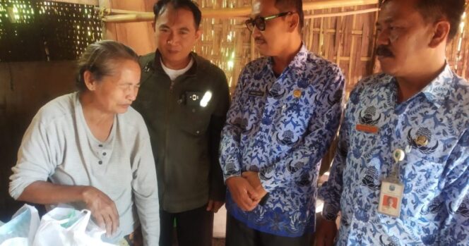 
Dengar Warganya Hidup di Rumah Tak Layak, Ini yang Dilakukan Camat di Probolinggo 