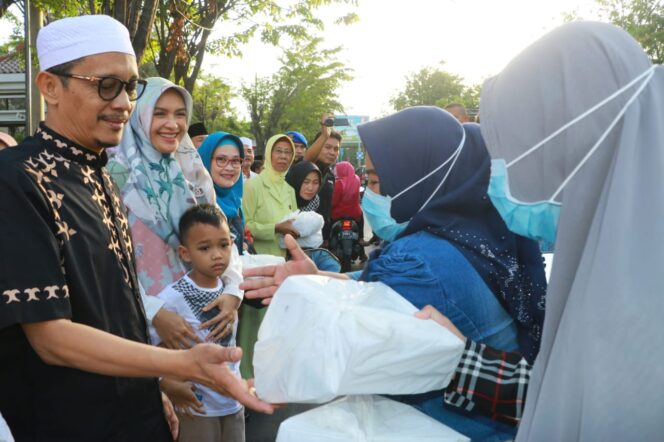 
Pemkab Probolinggo Bagikan 5 Ribu Lebih Paket Takjil Gratis untuk Pengguna Jalan