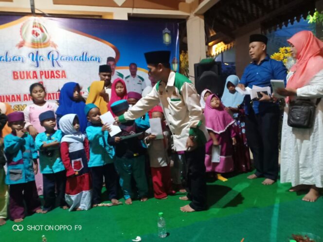 
Bos Aliansi Masyarakat Cinta Damai Beri Santunan Puluhan Anak Yatim