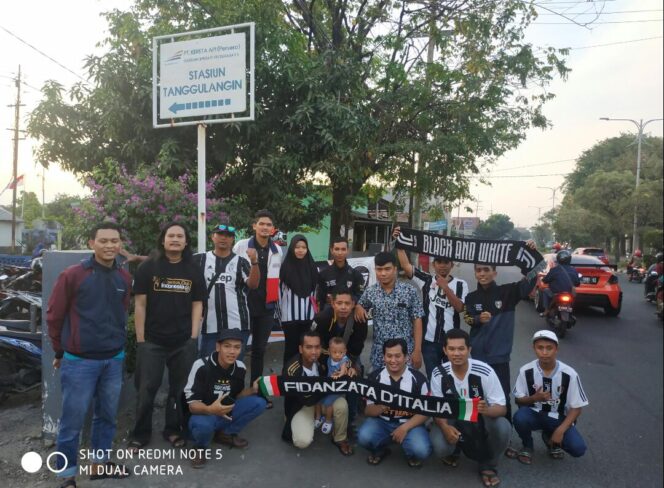 
Puluhan JCI Chapter Sidoarjo Bagikan Takjil Gratis untuk Pengguna Jalan