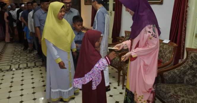 
Bupati Tantri Gelar Open House dengan Masyarakat Umum di Pendopo Kabupaten Probolinggo