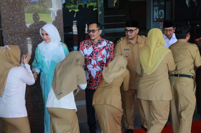 
Bupati Tantri dan Wabup Timbul Halal Bihalal Bersama Ribuan ASN