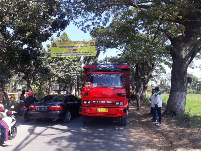 
Geram Jalan Rusak di Winongan Tak Diperbaiki, AM Cinta Damai Hentikan Truk Besar yang Melintas 