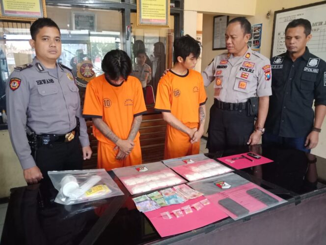 
Polsek Purwodadi Bekuk Dua Pengedar Sabu dan Pil Koplo