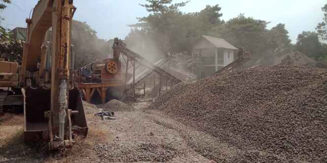 
Satpol PP Probolinggo Monitoring Perijinan Penggilingan Batu dan Mixing Beton