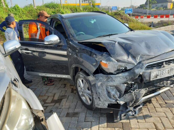 
Tabrak Pembatas Jalan di Tol Mapan, Bodi Depan Mitsubishi Outlander Ringsek