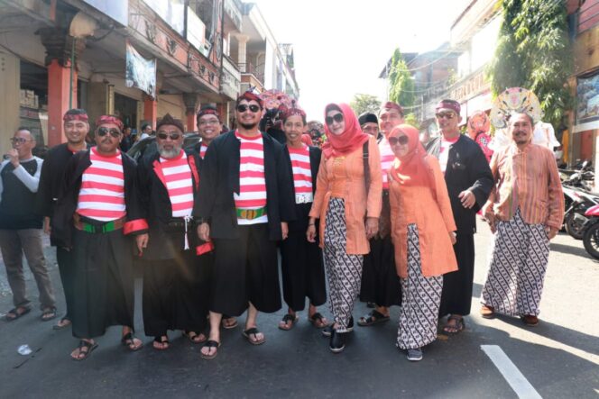 
Ikut Pawai Budaya Nusantara, Delegasi dari Kota Pasuruan Kompak Pakai Baju Sakera  