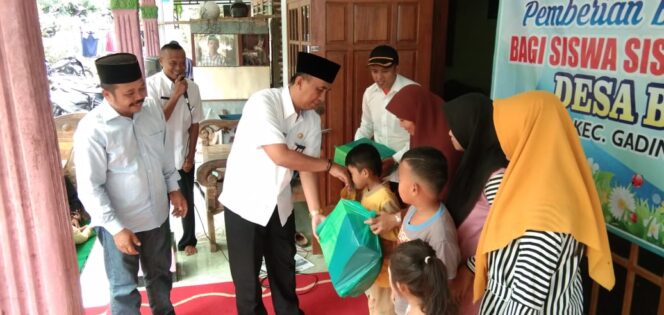 
Ribuan Siswa Miskin dan Berprestasi di Probolinggo Terima Bantuan Peralatan Sekolah