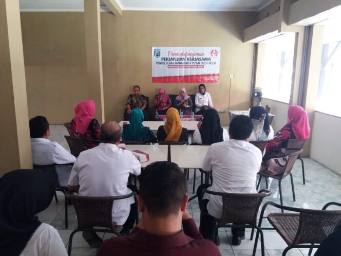 
Dekranasda Kabupaten Probolinggo Teken Perjanjian Kerjasama dengan Manajemen Oleh-oleh Rest Area Tongas
