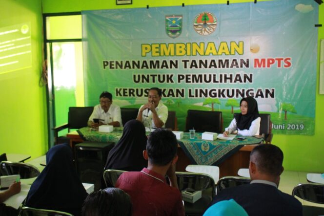 
DLH Probolinggo Berikan Pembinaan Penanaman Tanaman MPTS