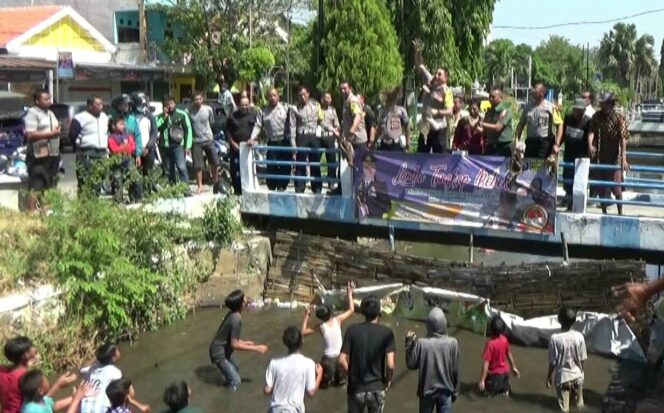
Serunya Lomba Tangkap Bebek Peringatan HUT Bhayangkara ke-73