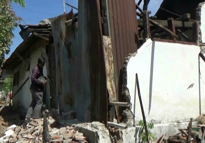 
Diterjang Angin Kencang hingga Tanah Bergerak, Rumah Warga di Probolinggo Ambruk dan Retak