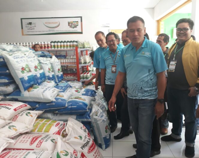 
Dorong Produktivitas Pertanian, PT Petro Kimia Gresik Gelar Program Pasar Murah di Probolinggo