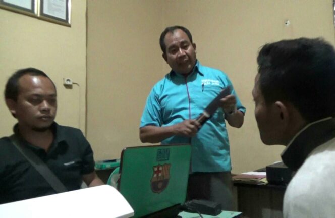 
Kepergok Diduga Hendak Curi Uang di Warung Rokok, Pria Ini Babak Belur Dimassa