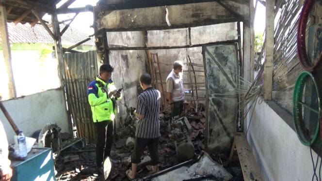 
Diduga Ada Unsur Kesengajaan, Bengkel Motor di Probolinggo Ludes Terbakar