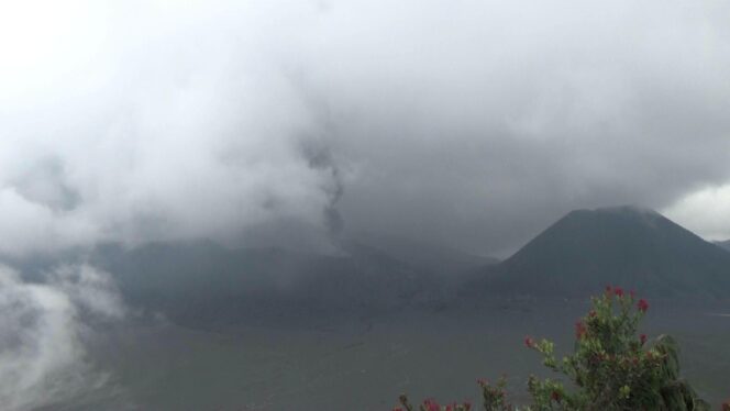 
Gunung Bromo Meletus Disertai Gempa Vulkanik