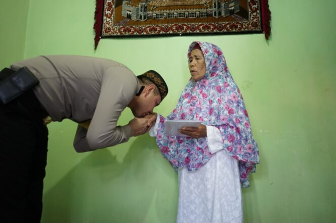 
Kisah Penjual Kacang yang Nabung Selama 5 Tahun, Kini Berangkat Haji