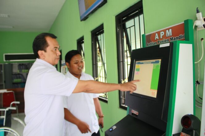 
Puskesmas Kraksaan Mulai Uji Coba Penerapan Pendaftaran Online Bagi Pasien