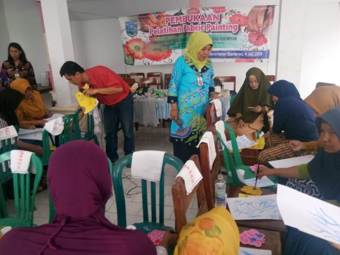 
DPPKB Kabupaten Probolinggo Berikan Pelatihan Fabric Painting