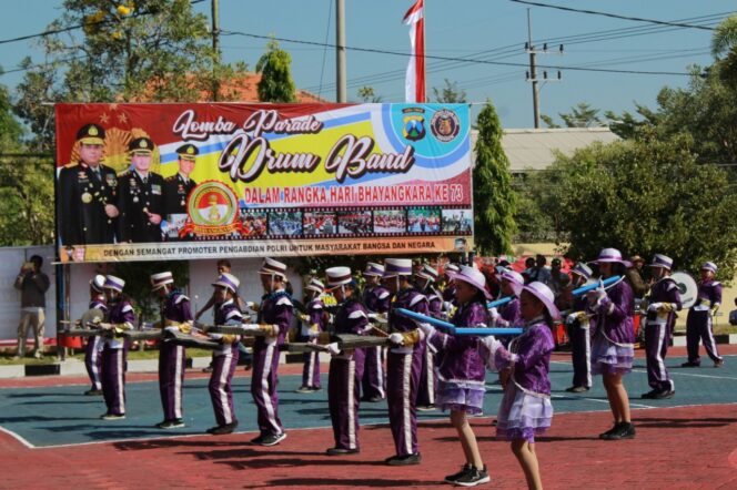 
Parade Drum Band Meriahkan HUT Bhayangkara ke-73 di Polres Probolinggo