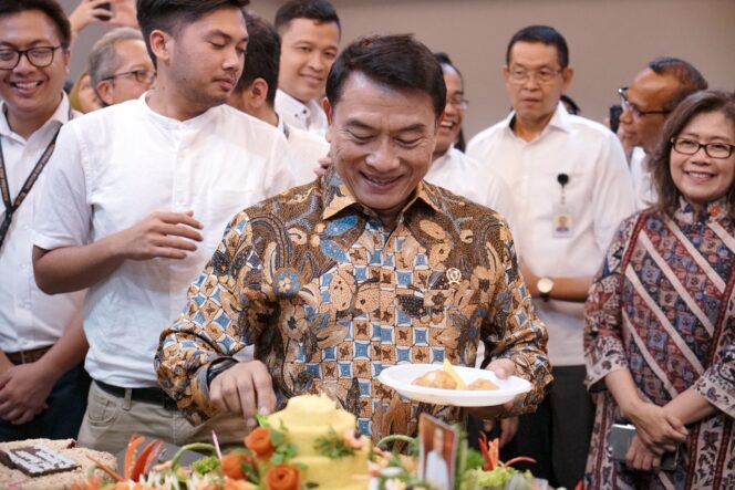
Ultah ke-62, Moeldoko Dapat Kejutan Didapuk Jadi Penguji Ahli Mahasiswi S3 UI
