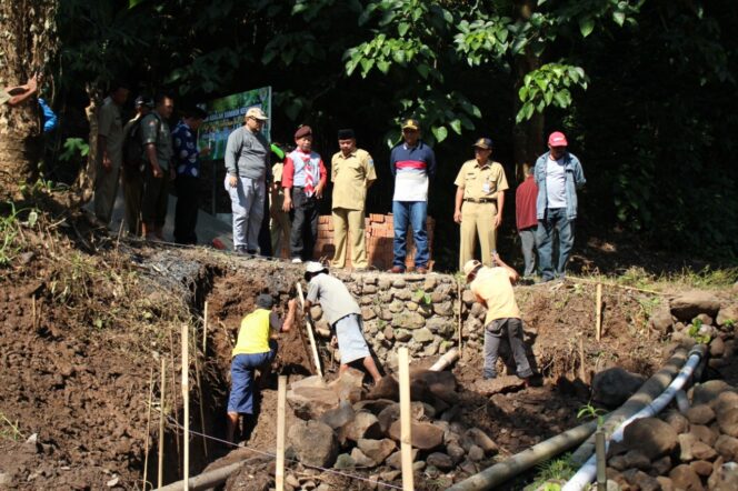 
Wabup Probolinggo Tinjau Lokasi Pembuatan Tandon Air Pramuka Peduli