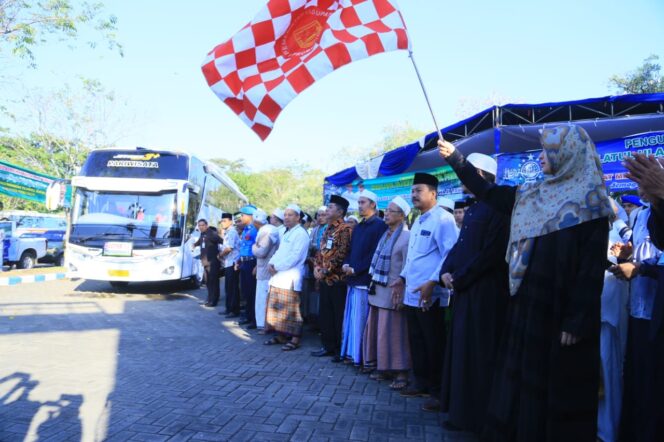 
Bupati Tantri Berangkatkan 890 Jamaah Haji Kabupaten Probolinggo