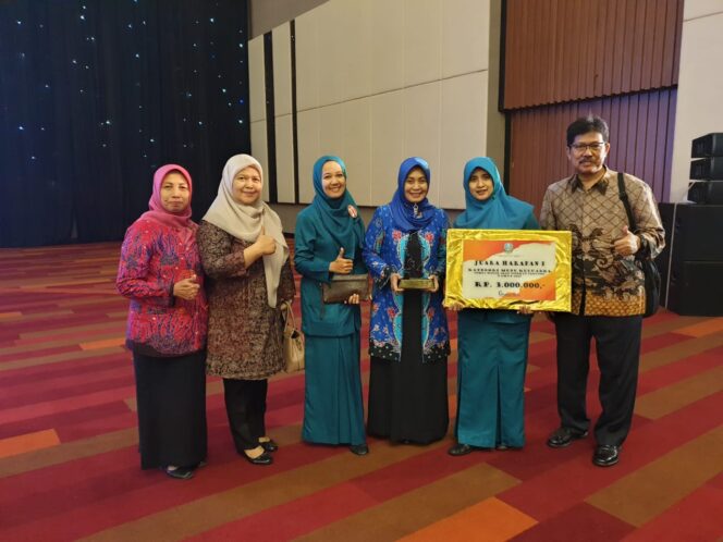 
Tim PKK Probolinggo Raih Juara Harapan 1 Lomba Cipta Menu Ikan Jatim