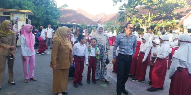 
Ketika Bupati Tantri bersama Sang Suami Antarkan Anaknya di Hari Pertama Masuk Sekolah