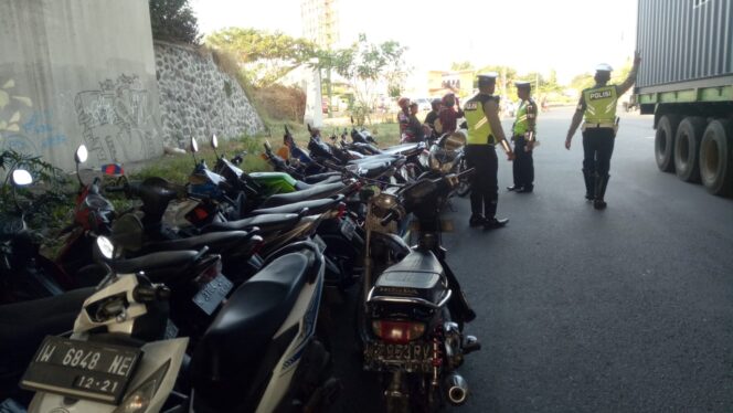 
Minimalisir Kecelakaan di Jalan Raya, Satlantas Polres Pasuruan Gencarkan Razia 
