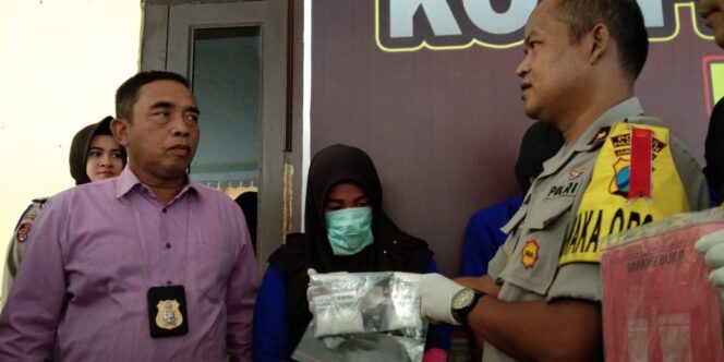 
Dibekuk Polisi, Seorang Ibu di Bangil Ngaku Jadi Kurir Sabu Demi Sang Suami