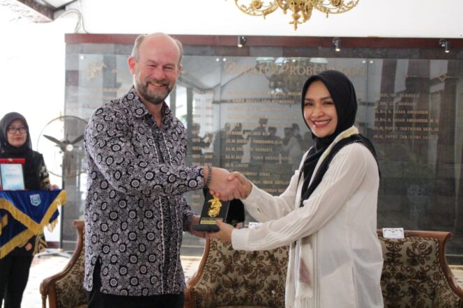 
Bupati Tantri Apresiasi Program INOVASI Kelas Rangkap dan Literasi