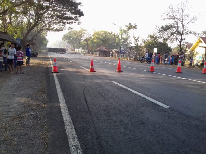 
Truk Muat CNG Terguling di Grati, Jalur Pantura Pasuruan – Probolinggo Ditutup