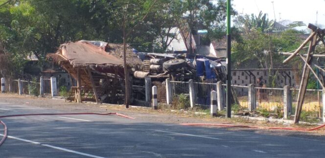
Truk Muat Tabung CNG Berhasil Dievakuasi, Jalur Pantura Pasuruan Kembali Normal 
