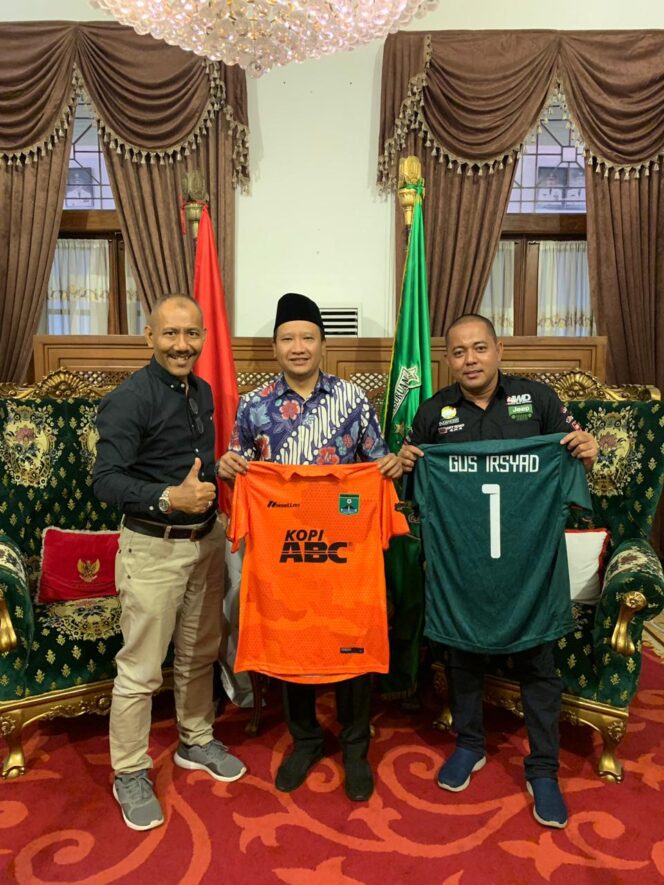 
Bupati Irsyad Apresiasi Kostum Anyar The Lassak 2019