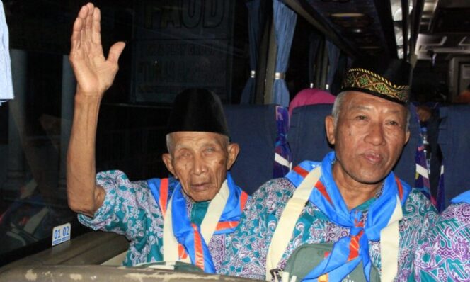 
Sempat Alami Sakit Mata, Sodik CJH Tertua Asal Banyuwangi Akhirnya Berangkat Haji