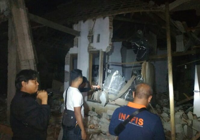 
Blarr!!! Cooling Room Pisang Meledak, Rumah di Gondangwetan Porak Poranda