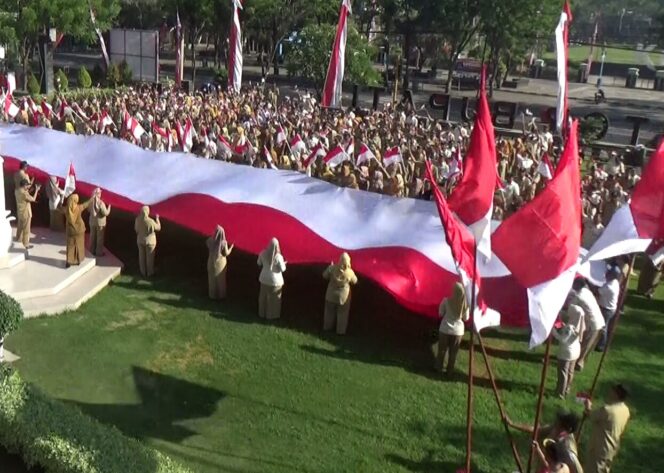
Tanamkan Jiwa Patriotik, Pemkab Probolinggo Gelar Apel dengan Bentangkan Bendera Raksasa