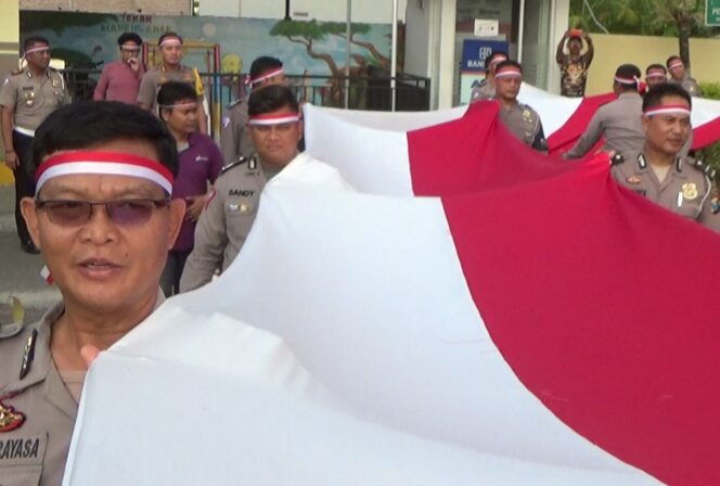 
Bendera Merah Putih Sepanjang 74 Meter Dibentangkan di Jalur Pantura Probolinggo