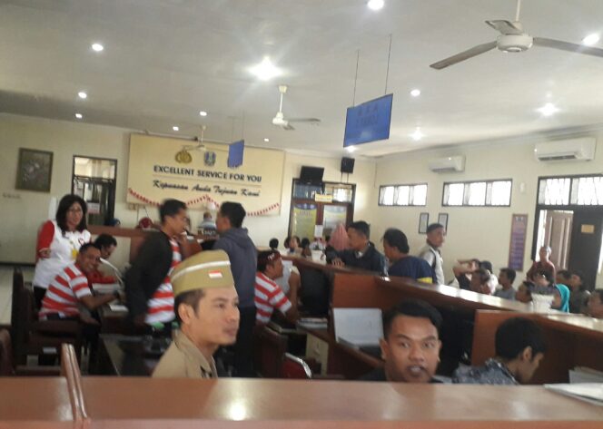 
Semarakkan Agustusan, Pegawai Samsat Kota Pasuruan Pakai Kostum ala Pejuang