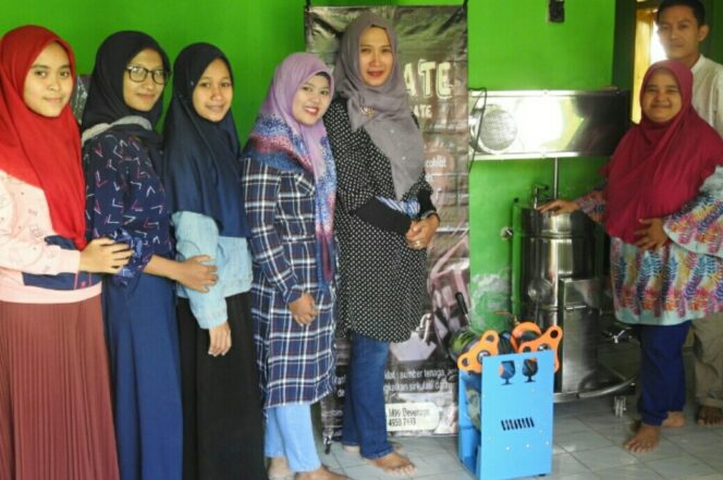
Gelar Pengabdian Masyarakat, Dosen STKIP PGRI Pasuruan Beri Bantuan Penjual Susu Sapi Olahan