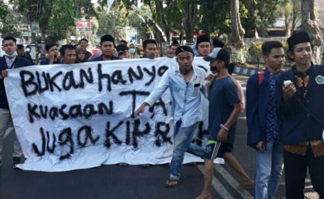
Demo Mahasiswa dan Masyarakat Warnai Pelantikan Anggota DPRD Pasuruan
