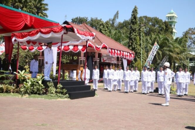 
Walikota Probolinggo Pimpin Upacara hingga Sambangi Bayi yang Lahir Tepat 17 Agustus