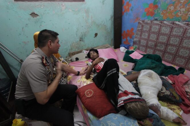 
Viral di Medsos Penderita Kanker Tulang Kondisinya Memprihatinkan, Kapolresta AKBP Alfian Beri Motivasi dan Bantuan 