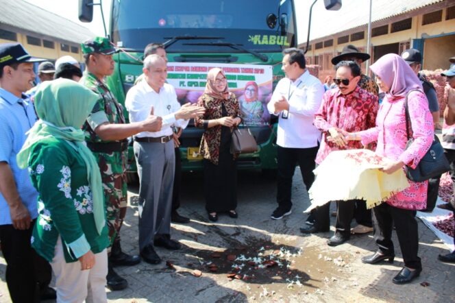 
Pemkab Probolinggo Lepas Ekspor Bawang Merah Biru Lancor ke Thailand