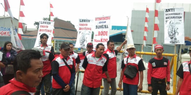 
Nasib 14 Karyawan Tak Jelas, SBSI Lurug Pabrik Indolakto