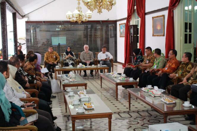 
Bupati Tantri Terima Tim JMV Monev Program INOVASI