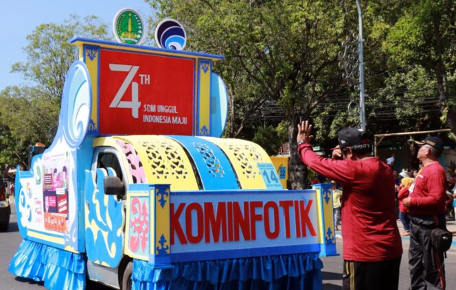 
Parade Mobil Hias Ramaikan HUT RI ke-74 di Kota Pasuruan