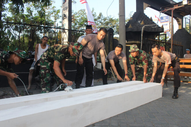 
Agustusan, Polres Pasuruan Percantik Gapura dengan Bahan Daur Ulang